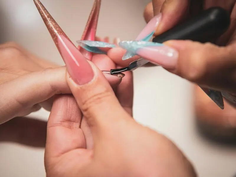 Trabajo detallado de uñas acrílicas